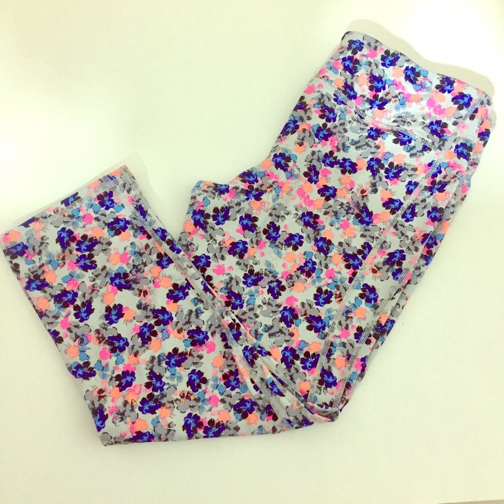 GapFit Whimsical Flower Print Workout Capri
